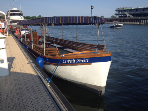 O barco da empresa Le Petit Navire tem emissão zero - não polui