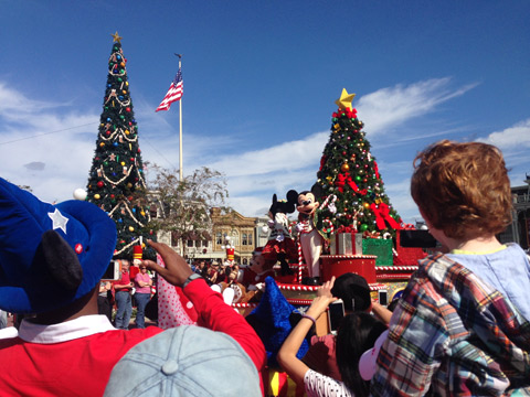 Mickey's Once Upon Christmastime Parade, foto de celular segurando criança no ombro, me dá um desconto