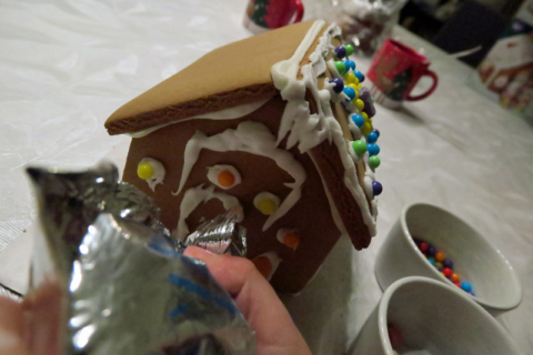 montando casinha de doces