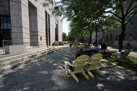Cadeiras na calçada do museu,  Montréal no verão é assim