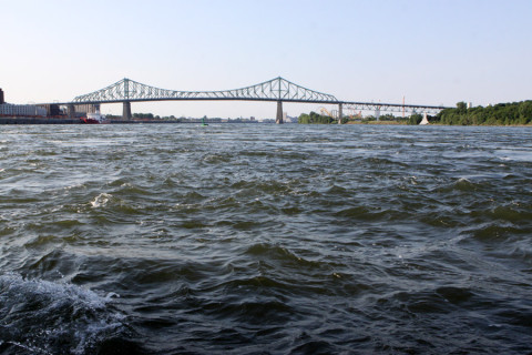 Correnteza forte no Rio Saint Lawrence em Montréal