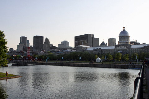 Vista de Montréal com o mercado Bonsecours no final do dia