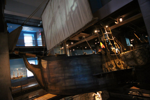 Montaram um navio bem bacana dentro do museu