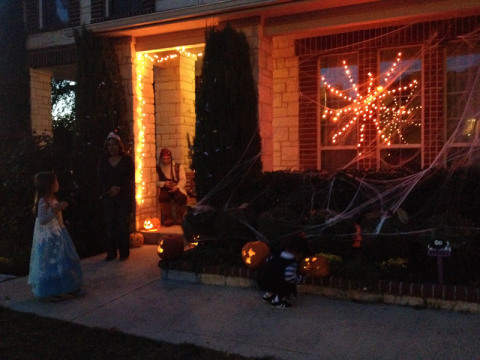 Nossa casa decorada pro Halloween