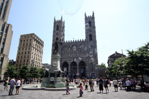Notre Dame Basílica de Montréal em um dia com muitas bolhas de sabão