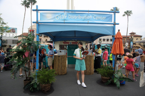 Olaf Distribution Center logo na entrada