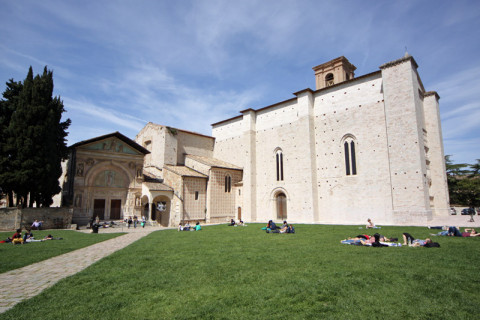 Oratório San Bernardino (a esquerda) e Igreja San Francesco Al Prato