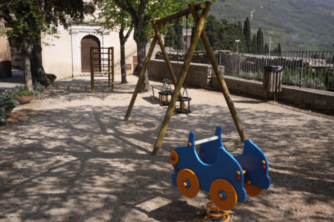 Esse parquinho fica em frente ao Monastério