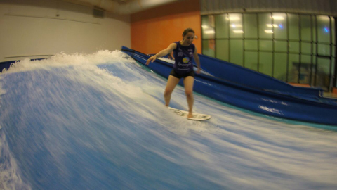 Patrícia arrasando no surf indoor