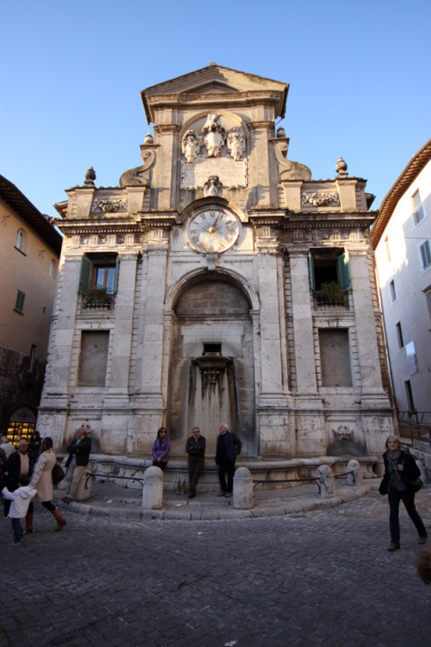 A fonte com o relógio na Piazza del Mercato