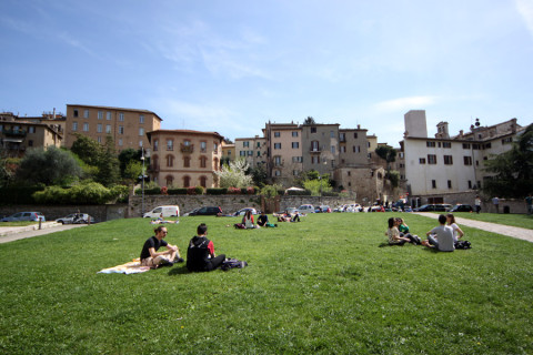Gramadão da Piazza San Francesco num dia delicioso pra pegar um solzinho