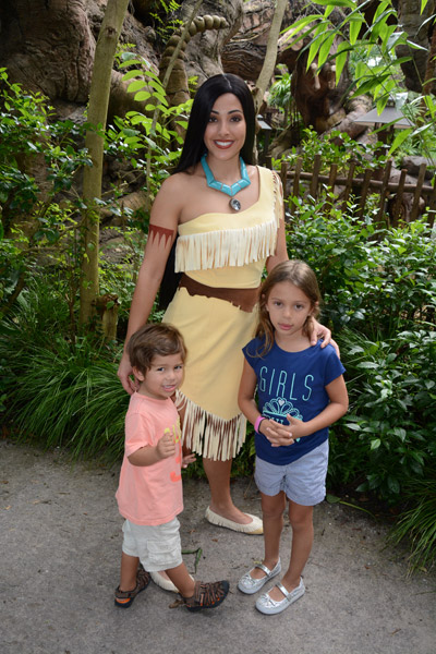 Julia e Eric com a Pocahontas