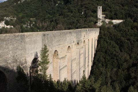 A ponte vista do lado oposto, na parte murada da cidade de Spoleto