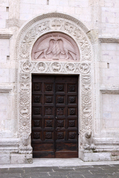 Uma das portas da Catedral. Por dentro é bem simples.