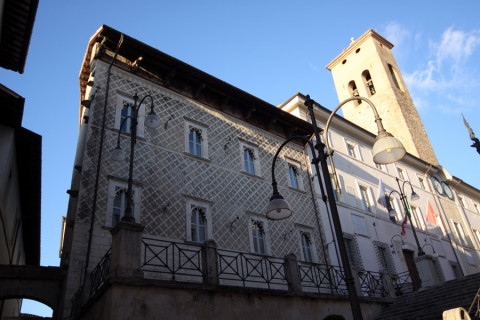 Prédios na Piazza del Mercato em Spoleto