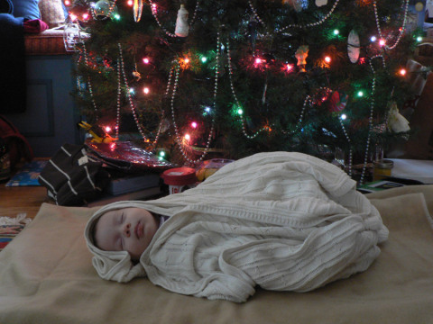 Julia dormindo embaixo da árvore no seu primeiro Natal (a minha sogra tirou essa foto, ela tem uma igual do Gabe quando era bebê)