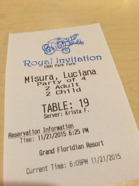Fizemos o check in na entrada do restaurante e pegamos o nosso papelzinho: "Convite Real"