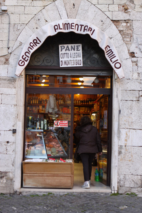 Uma Alimentari, onde você pode comprar frios