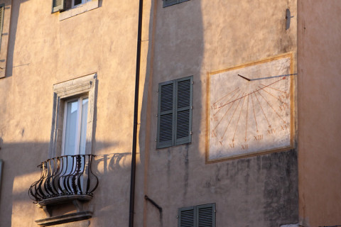 Detalhe do relógio na parede