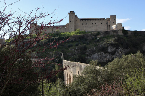 O aqueduto do século 13 é a Ponte delle Torri