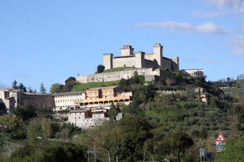 Chegando a Spoleto, você vê logo a fortaleza no topo 