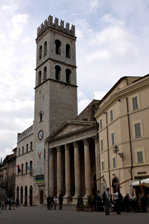 O Templo de Minerva e a Torre del Popolo na Piazza