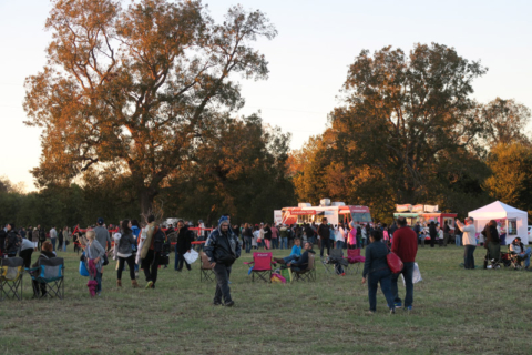 Área do festival, com os food trucks e as filas enormes