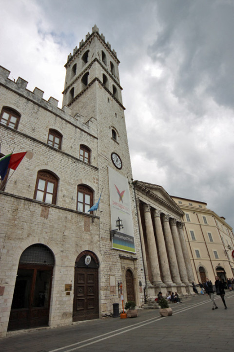 Torre del Popolo na Piazza del Comune em Assis