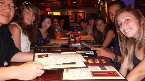 A turma em um restaurante, colocando o inglês em prática