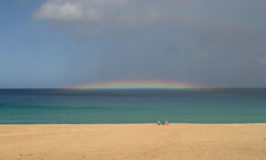 Arco-íris em Waimea Bay, no North Shore de Oahu