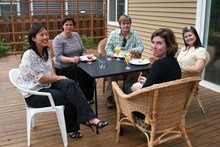Da esquerda para a direita: Jenny, Amy, Bryan, Denise e Adrienne, o pessoal do trabalho