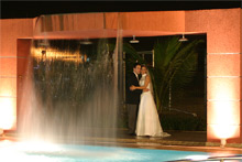 Os noivos posam na beira da piscina do hotel, logo após a cerimônia