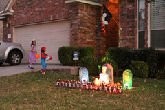 Crianças pegando doces no Halloween 2012