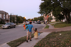 Gabe, Julia e Eric na rua no Halloween 2012