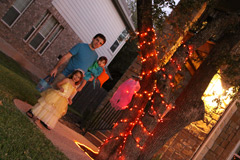 Gabe, Julia e Eric pegando doces no Halloween 2012