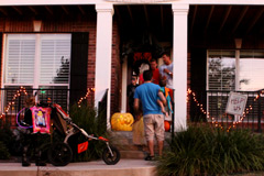 Gabe, Julia e Eric pegando doces durante o Halloween 2012