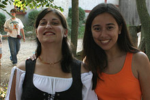 Eu e Erika, que estava devidamente fantasiada trabalhando na lojinha de pedras e me deu uma ametista que veio do Brasil