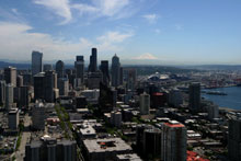 A cidade de Seattle e ao fundo, o Mt Rainier, o vulcão adormecido