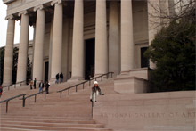 A escadaria do prédio principal da National Gallery of Art.