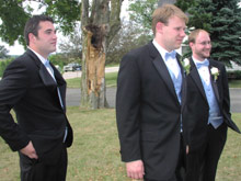 Em alguns casamentos a casaca e gravata dos homens combina com o vestido das madrinhas, como ontem