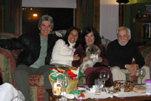 Papai, mamãe, minha sogra e John, na casa do meu cunhado. A gata na foto é a Diana.